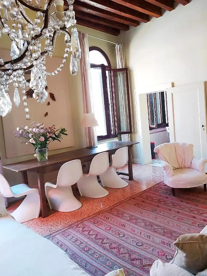 Gorgeous Venetian Apartment With Canal View