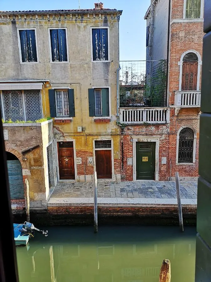 Gorgeous Venetian Apartment With Canal View